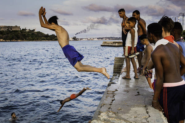  Divers on the Malecón, La Habana